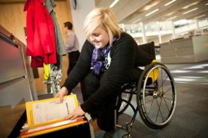 Donna con disabilità al lavoro in ufficio