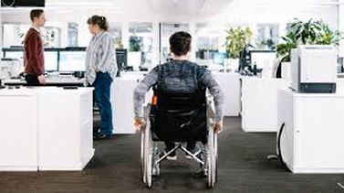 persona disabile dentro ufficio