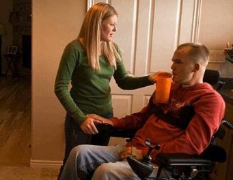 immagine di caregiver con persona disabile