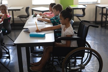 bambina con disabilità in aula