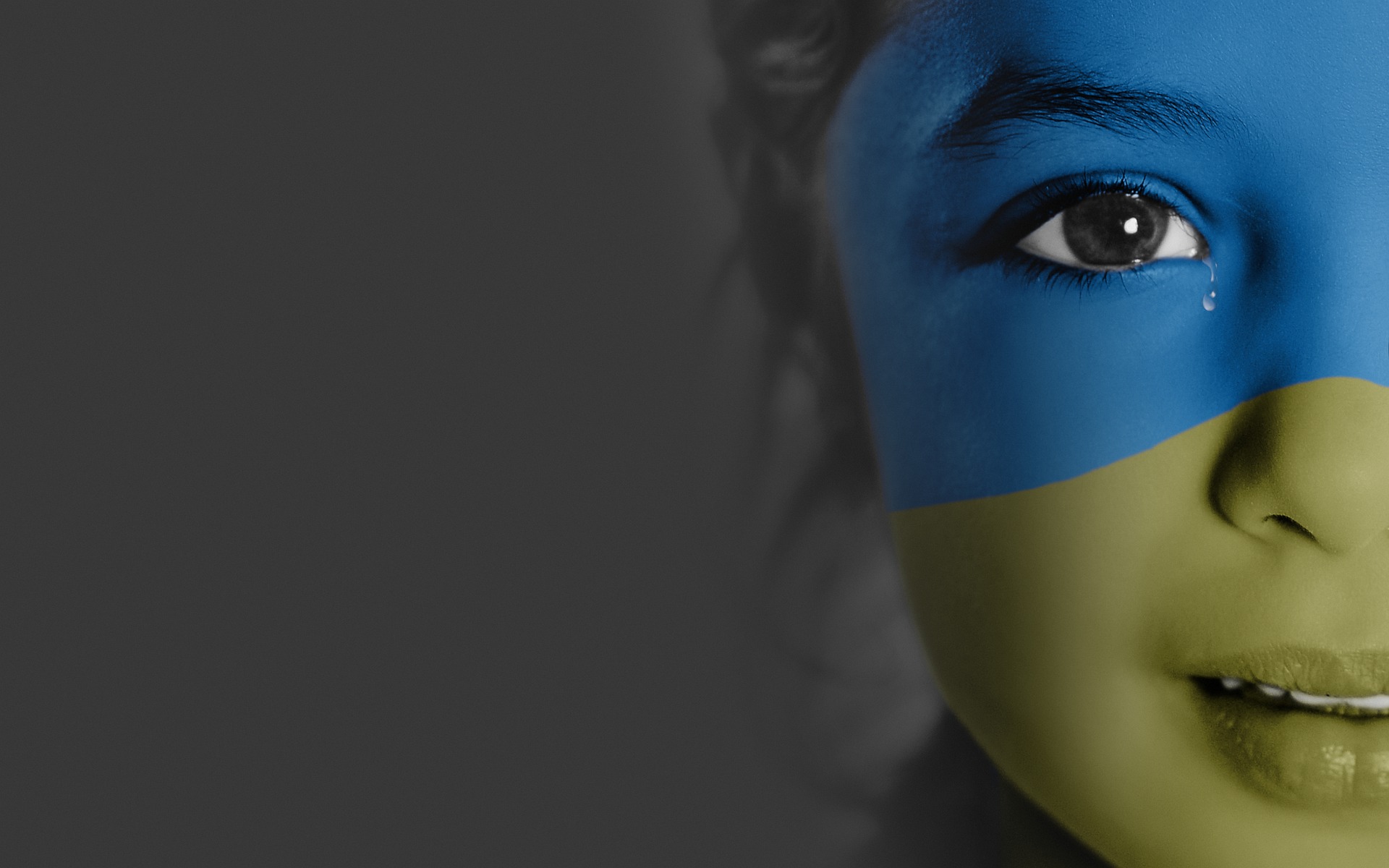 bambini con bandiera Ucraina